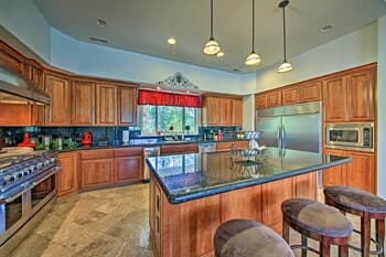 Massive, Grand Chic Getaway on Pend Oreille River!