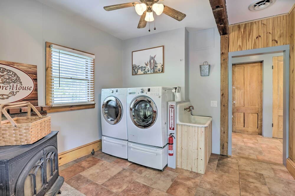 'the Sycamore House' w/ Countryside Views!