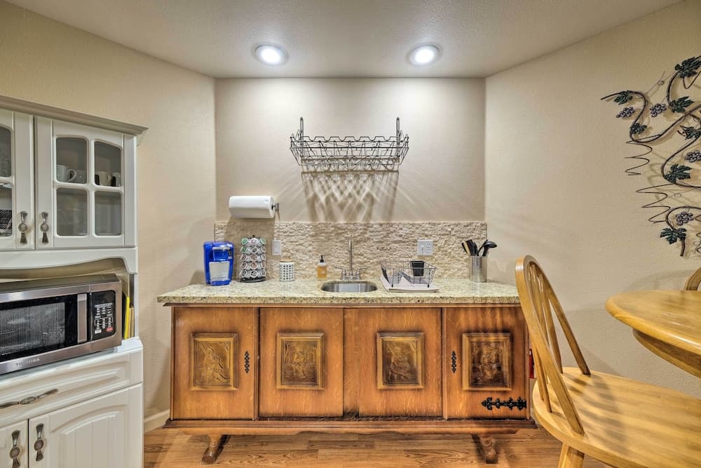 Beautiful Wooded Escape, Half-mi to Pine Mtn Lake!