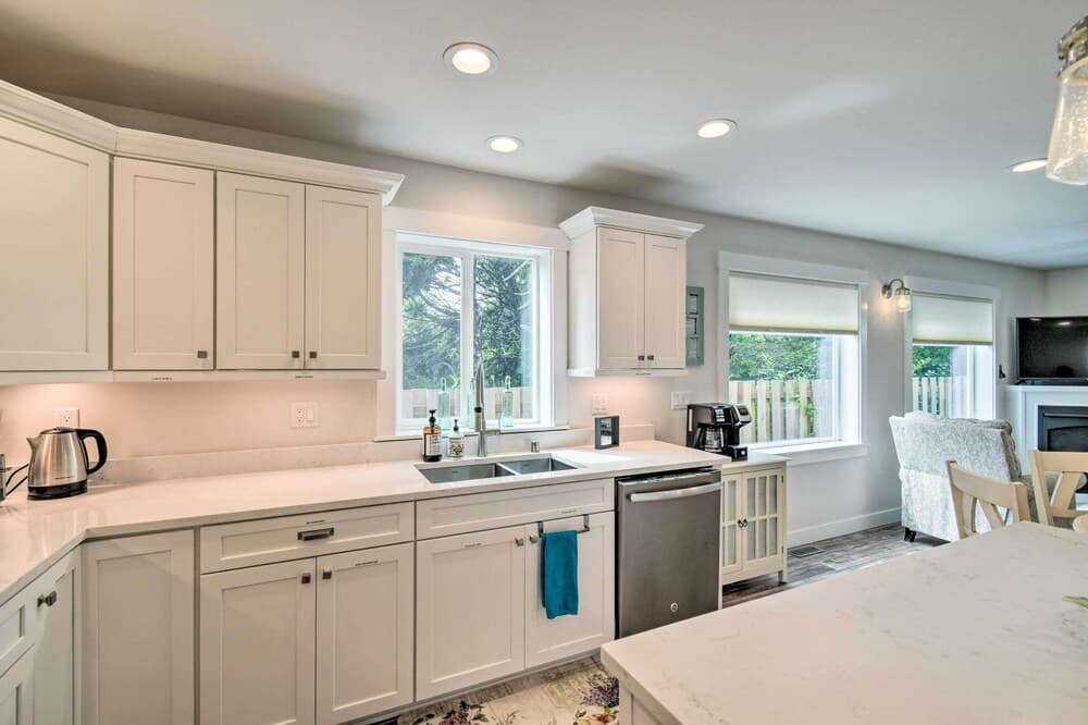 Pacific Beach House w/ Yard - Walk to the Ocean!