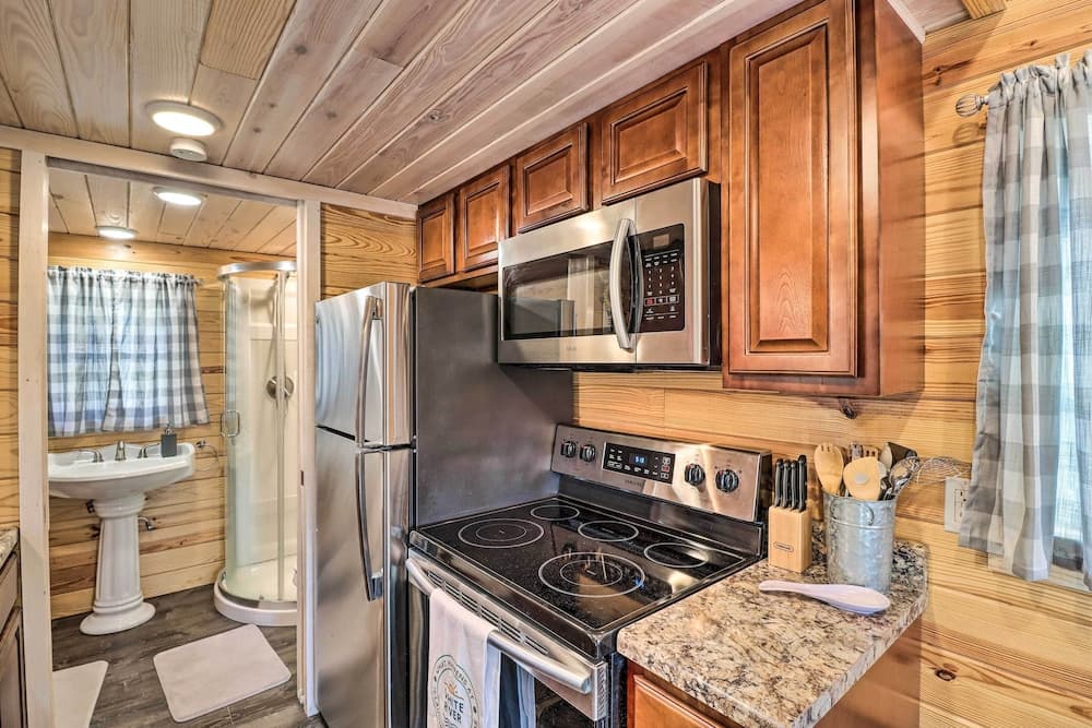 La Petite Maison in Mount Olive w/ Fire Pit!