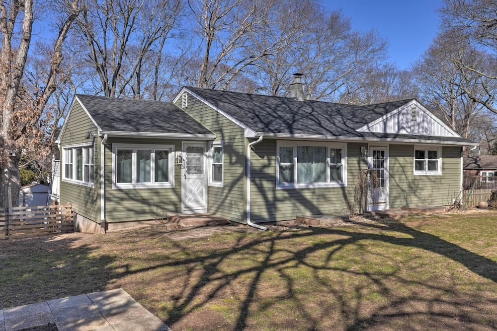 Cozy Sag Harbor House Rental - Walk to Beach!