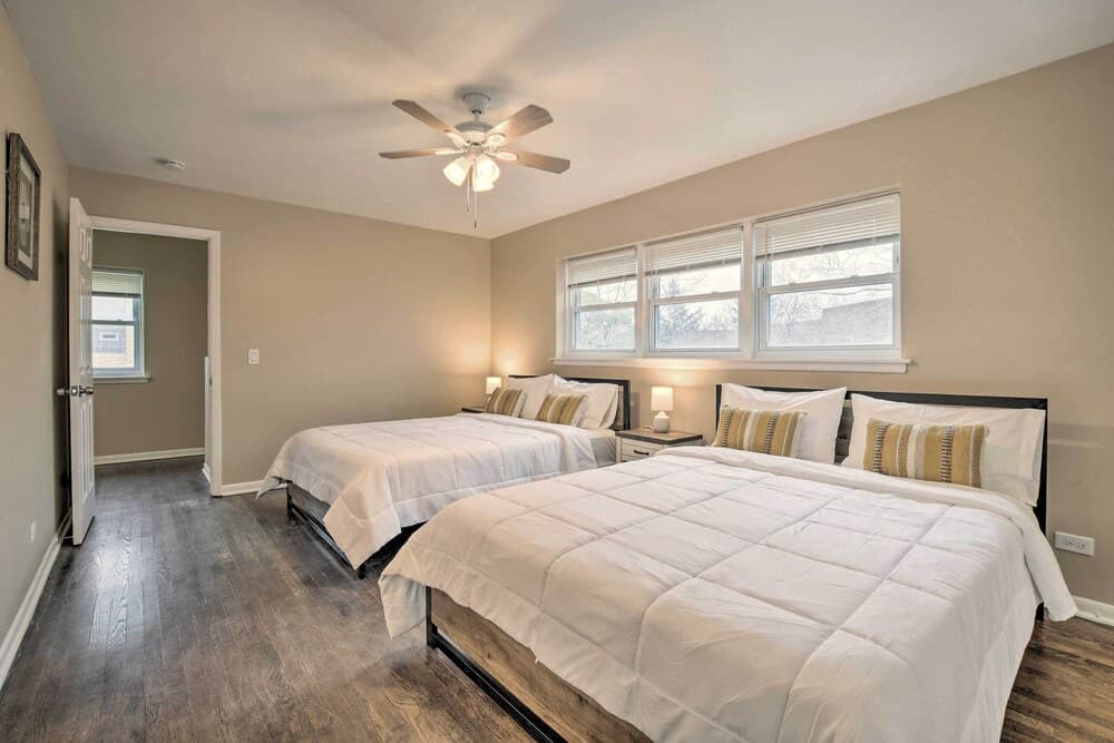 Arlington Heights Townhome: 33 Mi to Chicago