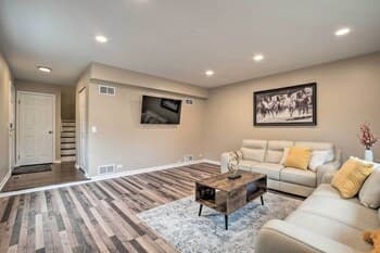 Arlington Heights Townhome: 33 Mi to Chicago