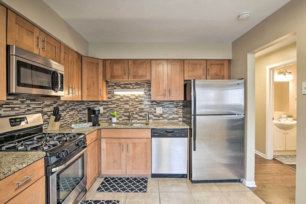 Arlington Heights Townhome: 33 Mi to Chicago