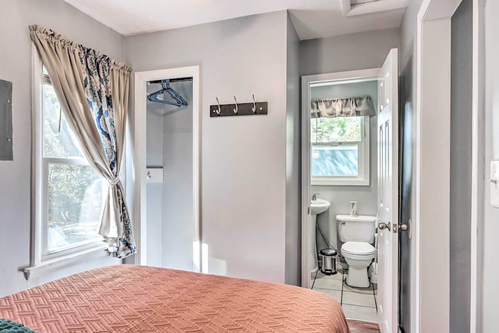 Cozy Warsaw Cottage: Walk to Drake Harbor!