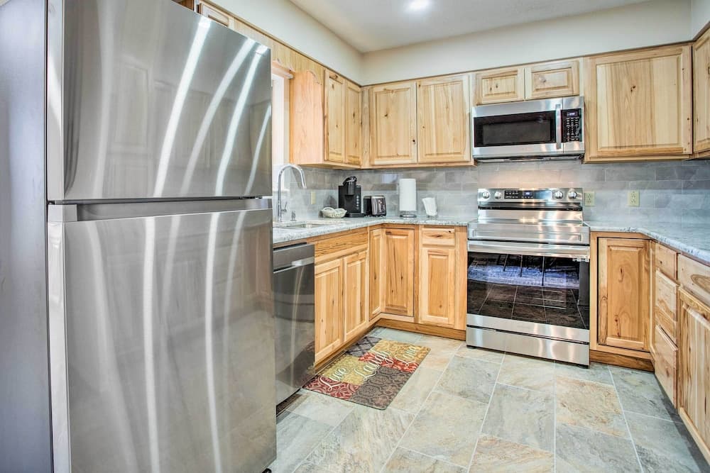 Cozy Enid Condo ~ 2 Mi to Historic Downtown!