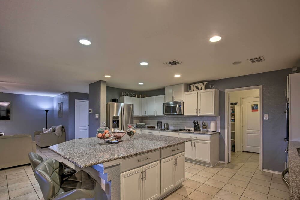 Pet-friendly Getaway w/ Yard ~ 4 Mi to Seaworld!