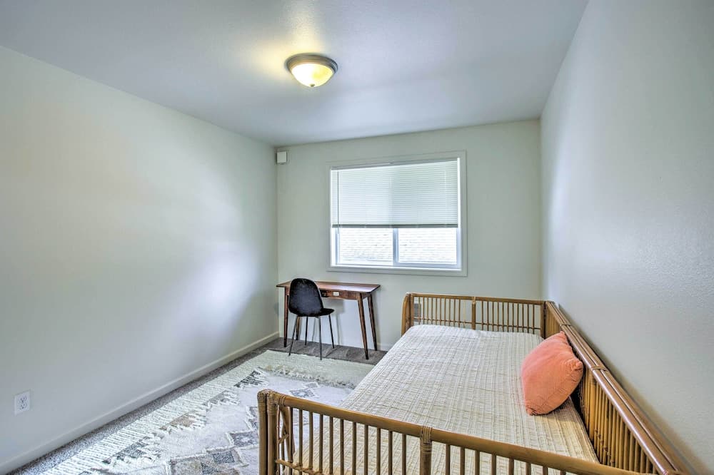 Family-friendly Tacoma Home w/ Private Yard!