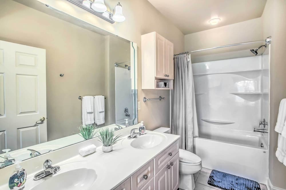 Sunny Myrtlewood Condo w/ Golf & Pool: Near Beach!