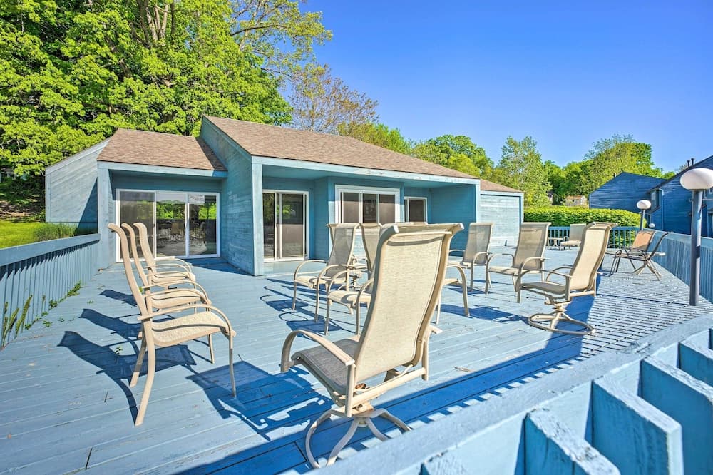 Sunny South Haven Condo < 1 Mi to Beaches!