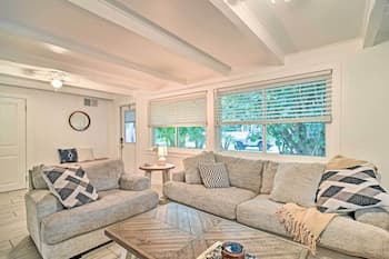 Retreat Half-mile to Beach/siesta Key Village