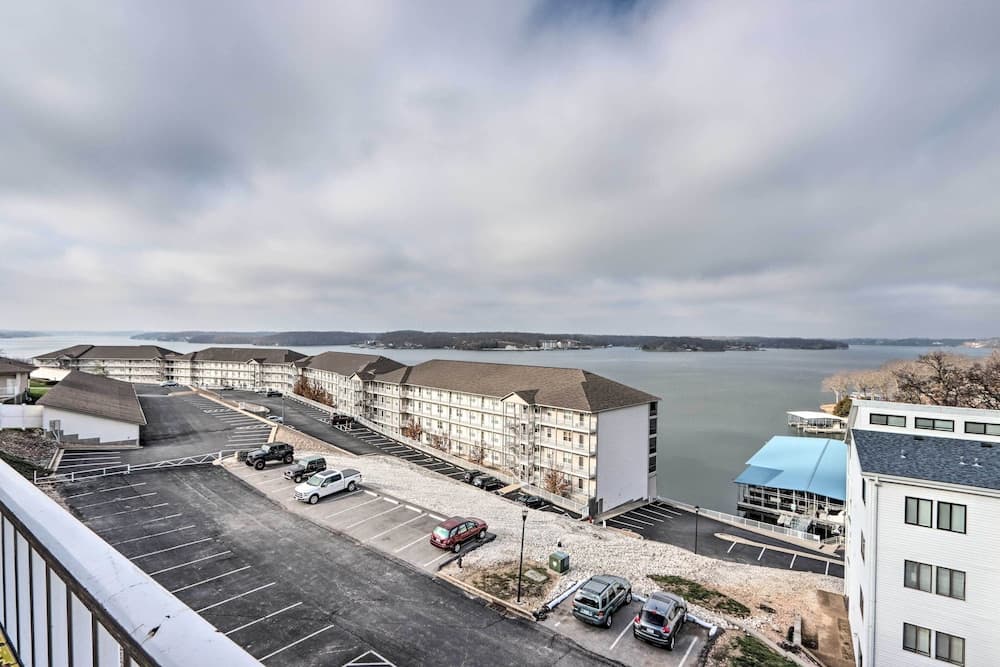 1 Mi to Shops & Dining: Idyllic Lakeside Getaway!