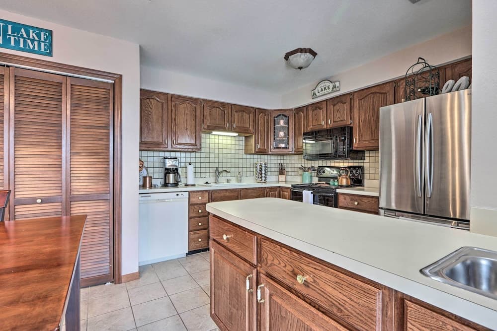 1 Mi to Shops & Dining: Idyllic Lakeside Getaway!