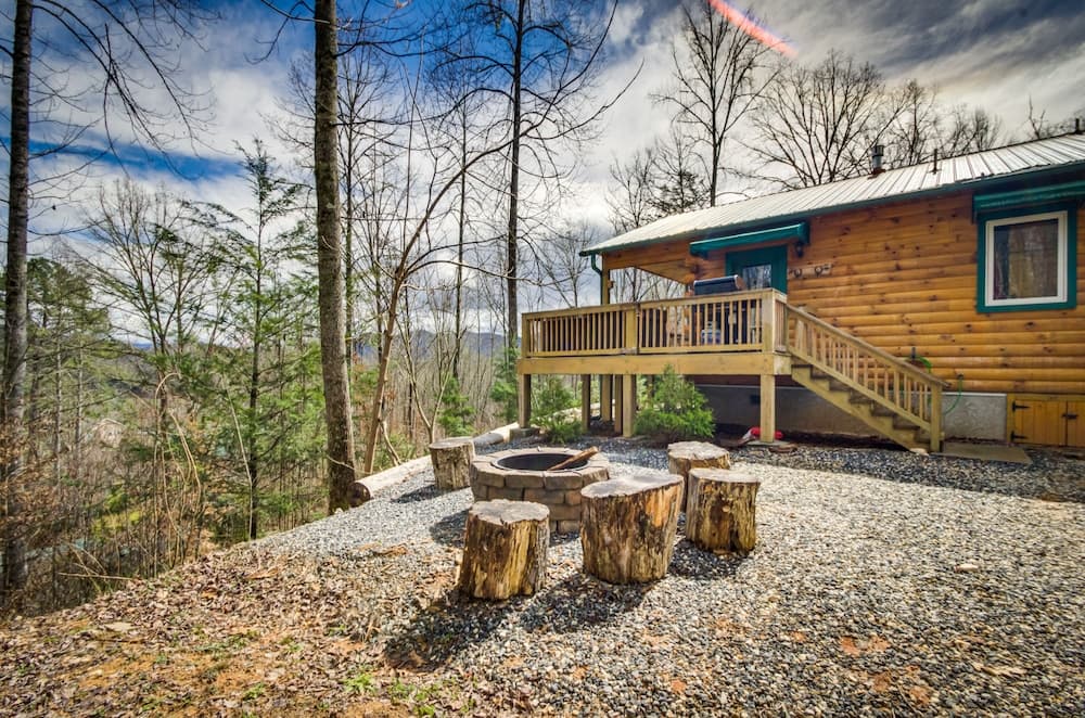 Cozy Bryson City Cabin - 2 Miles to Downtown!