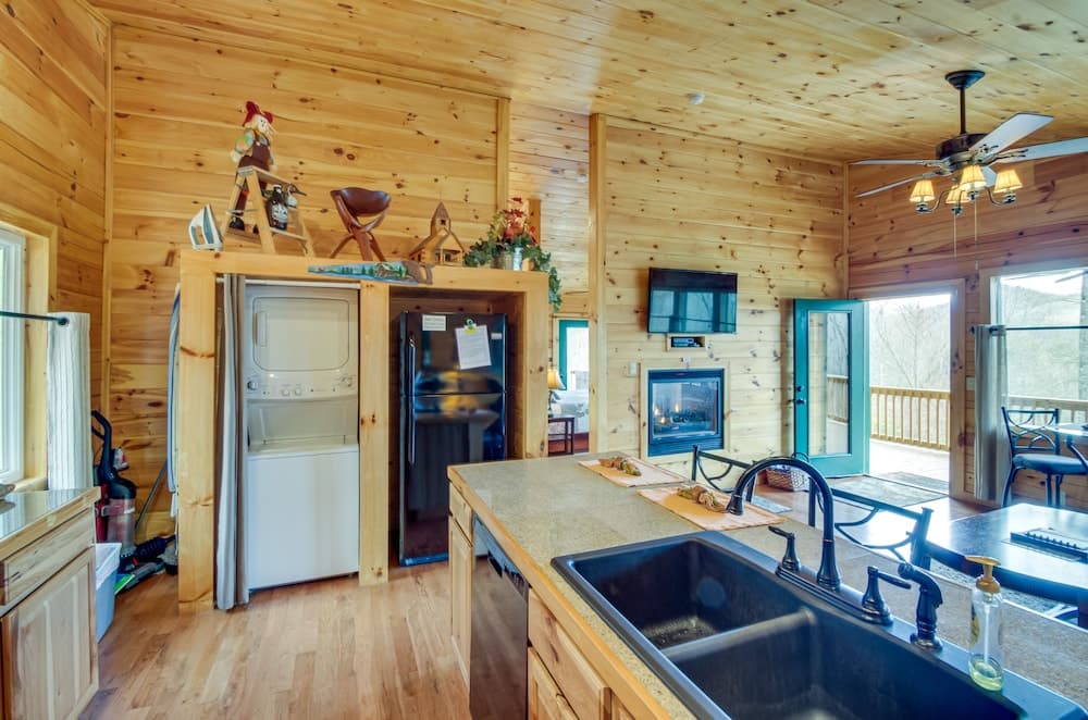 Cozy Bryson City Cabin - 2 Miles to Downtown!