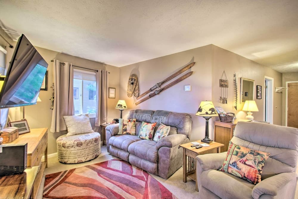 Ski-in Ski-out Condo w/ Balcony & Slope Views!