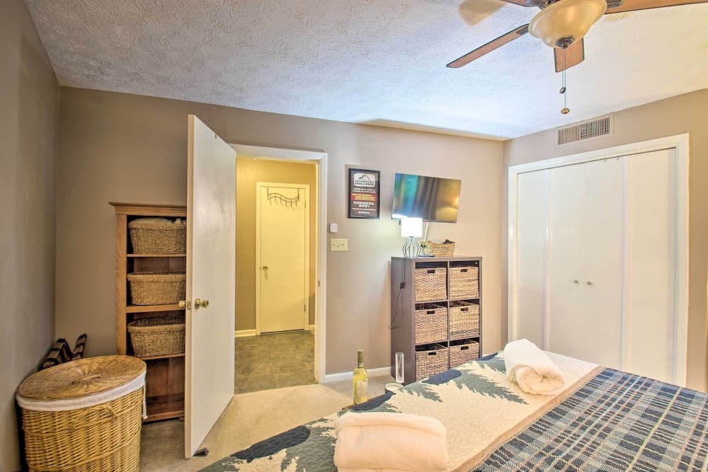 Ski-in Ski-out Condo w/ Balcony & Slope Views!