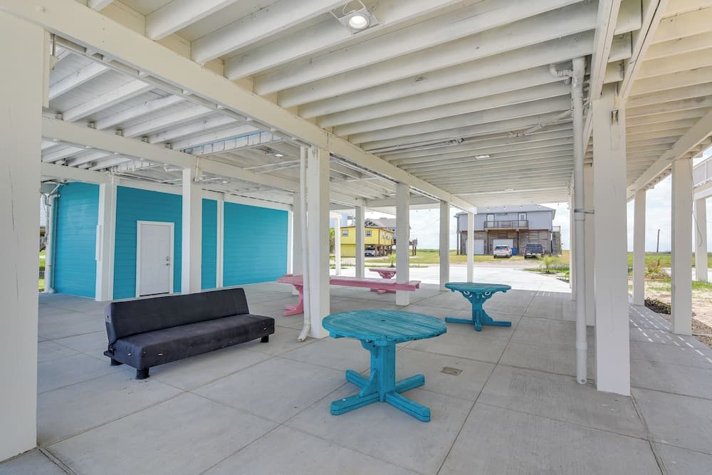 1 Mi to Ocean: Colorful Freeport Beach Rental!