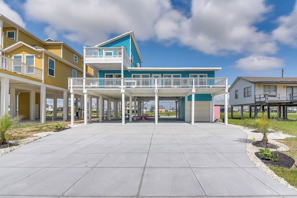 1 Mi to Ocean: Colorful Freeport Beach Rental!