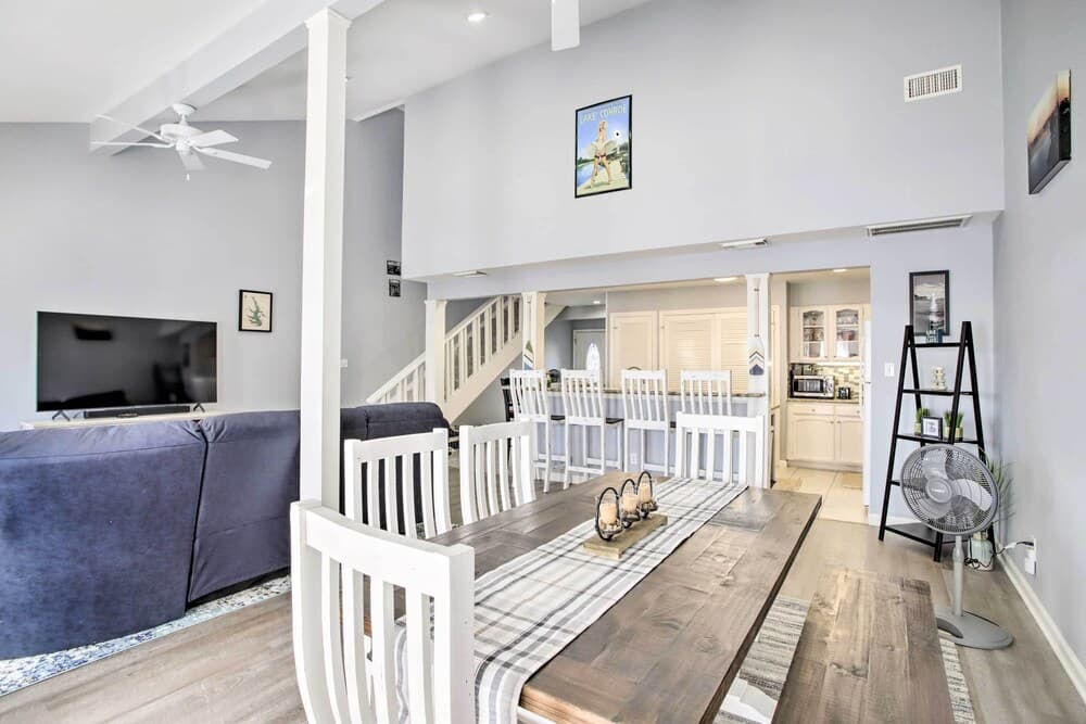 Bright Condo w/ Balcony + Pool on Lake Conroe