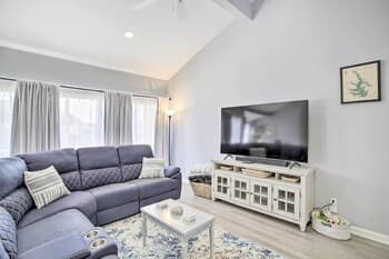 Bright Condo w/ Balcony + Pool on Lake Conroe