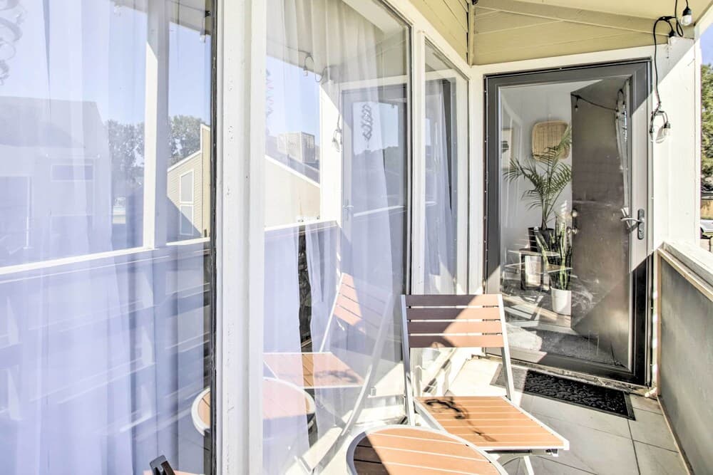 Bright Condo w/ Balcony + Pool on Lake Conroe