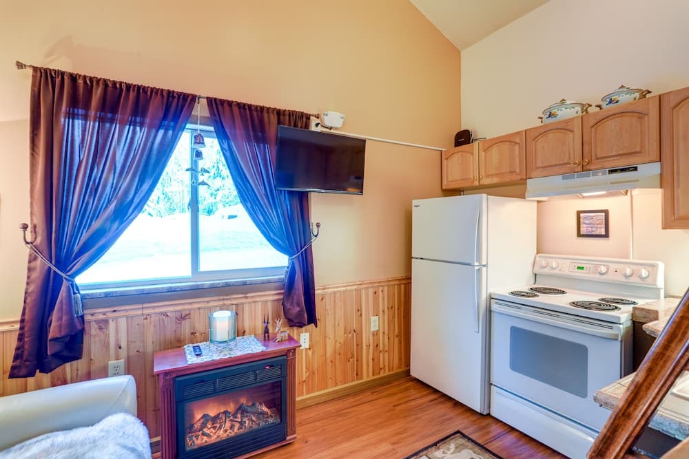 Fairbanks Cottage on 1.5 Acres ~ 8 Mi to Dtwn