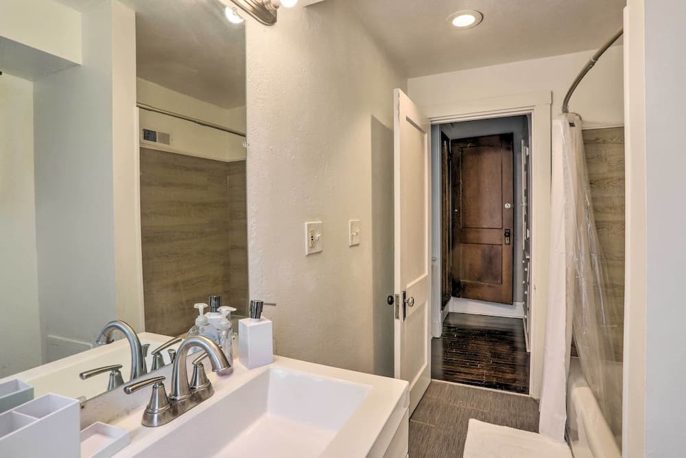 Historic District Home < 3 Mi to Lake Erie!