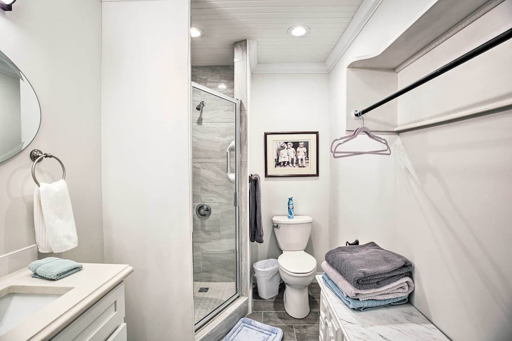 Updated Williamstown Apartment With Kitchen!