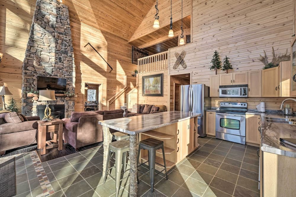 Paddle Ready: Hayward Lake View Retreat w/ BBQ