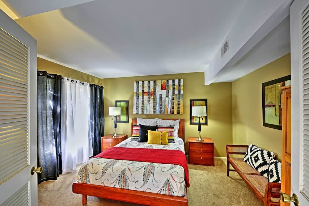 Palm Desert Townhome w/ Mountain Views & Patio