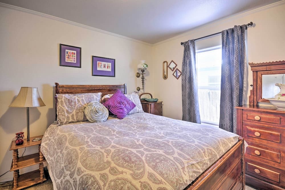 Peaceful Portales Escape w/ Patio & Grill!