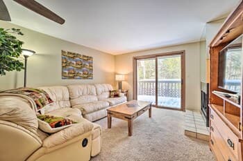 Pet-friendly Bellaire Condo w/ Balcony!