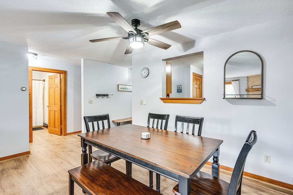 Lincoln Apartment w/ Balcony: 2 Mi to Loon Mtn!