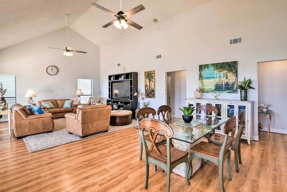 Walk to Ocean: Coastal Home in Crystal Beach!