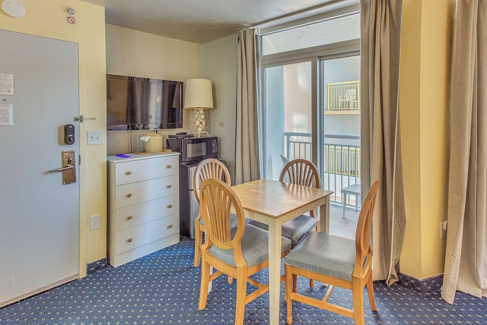 Steps to Beach: Bay Watch Resort Studio