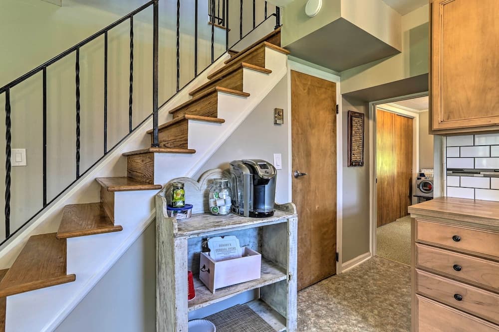 Patio & Fire Pit: Idyllic Cottage in Hellertown!