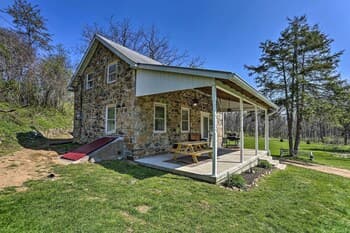 Patio & Fire Pit: Idyllic Cottage in Hellertown!