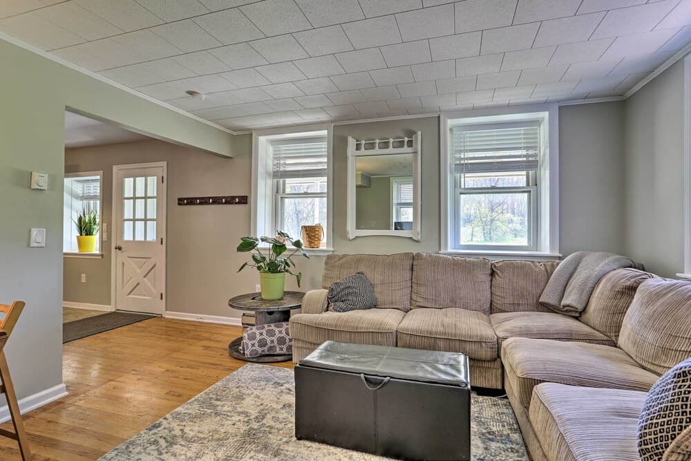 Patio & Fire Pit: Idyllic Cottage in Hellertown!