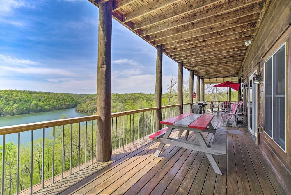 Spacious Cabin on Dale Hollow Lake w/ Hot Tub!