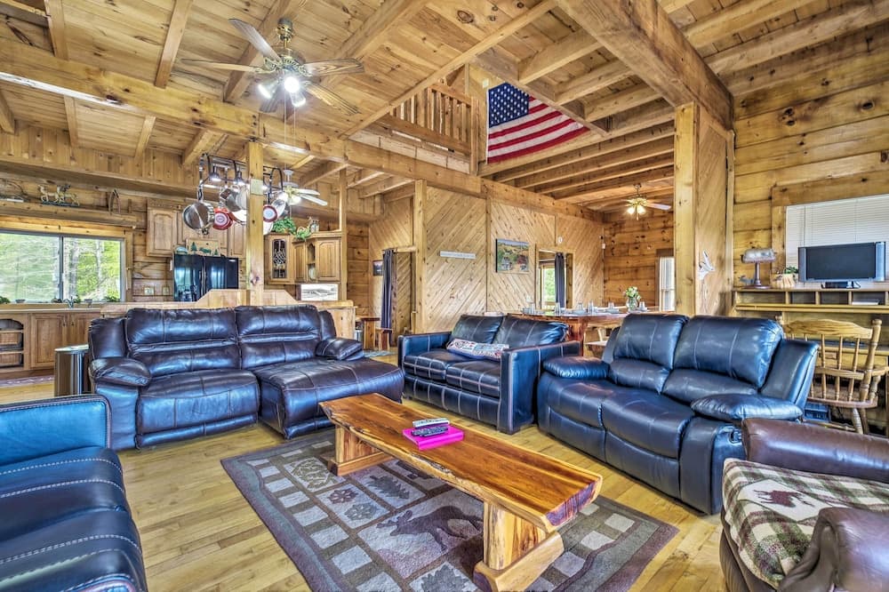 Spacious Cabin on Dale Hollow Lake w/ Hot Tub!