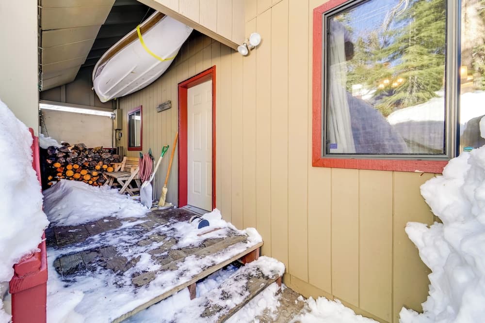 6 Mi to Sugar Bowl Resort: Soda Springs Cabin!