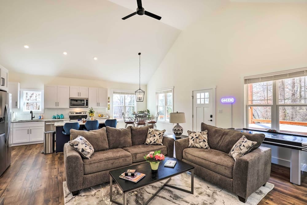 Candler Home w/ Private Hot Tub + Fire Pit!