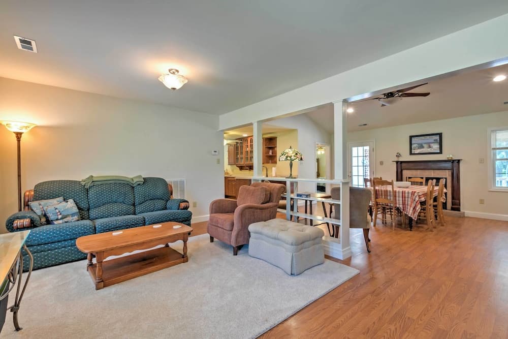 'juju's Place' Warsaw House w/ Deck & Tree Swings!