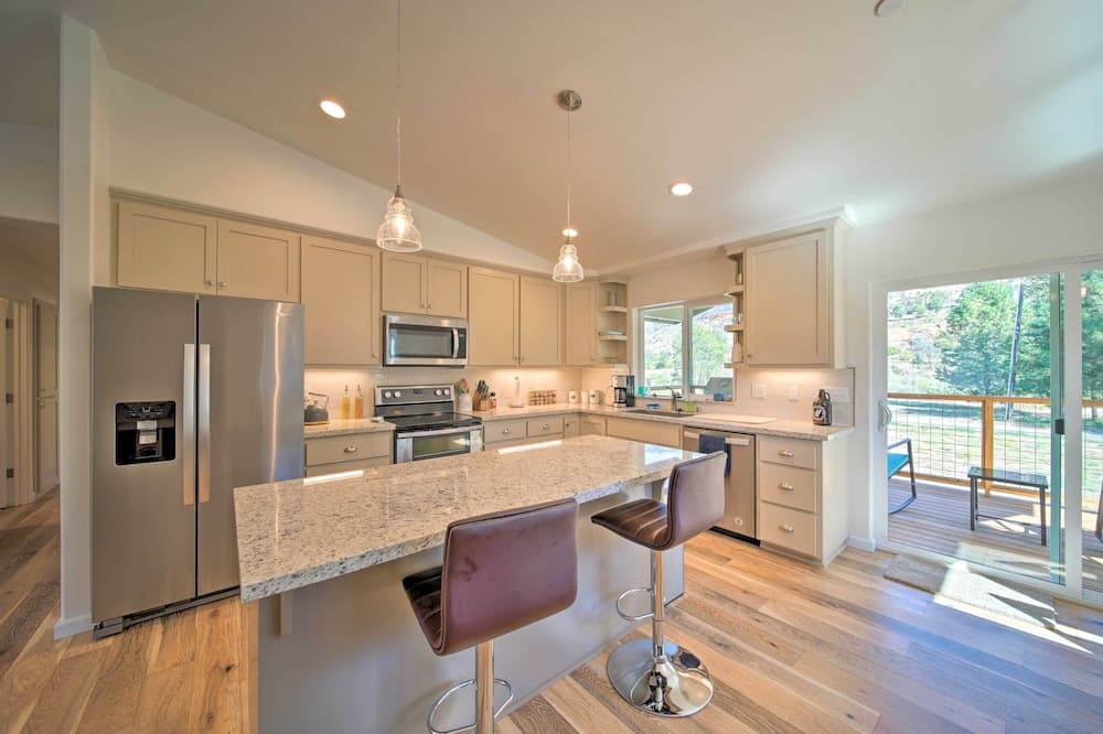 River Acres Retreat w/ Grill & River Access!