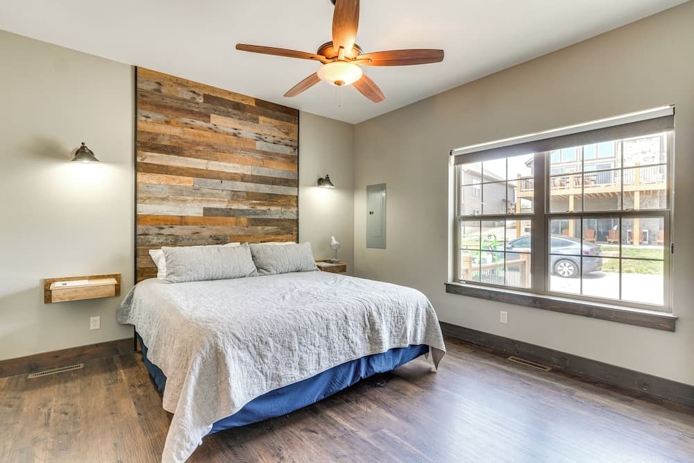 Lavish Retreat w/ Decks, Steps to Table Rock Lake!