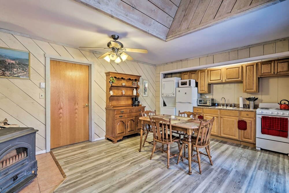 Cozy Stroudsburg Apt: 7 Mi to Camelback Mountain!