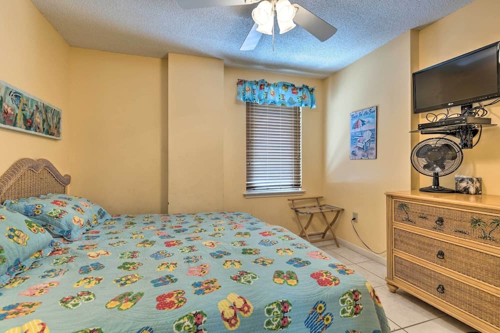 Beachfront Condo With Balconies & Pool Access!