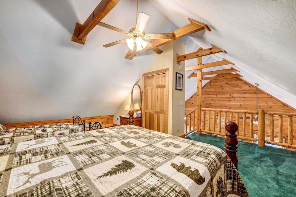 Waynesville Cabin w/ Covered Deck & Fire Pit!